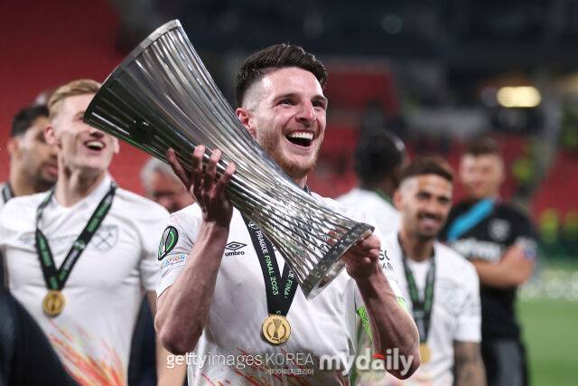 데클란 라이스가 2022-23시즌 웨스트햄 유나이티드에서 유럽축구연맹(UEFA) 컨퍼런스리스(UECL) 우승을 차지한 뒤 트로피를 들어 올리고 있다./게티이미지코리아