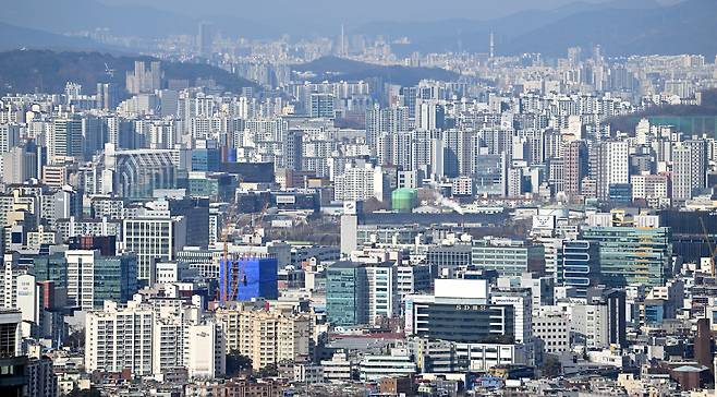 정부가 세제개편안을 발표한 8월 서울에서 20대가 집합건물을 증여받은 사례가 9년여 만에 최대로 증가한 것으로 나타났다. 사진은 지난달 20대 집합건물 소유권 증여 신청이 가장 많이 발생한 서울 성동구 일대 아파트 모습.  [헤럴드 DB]