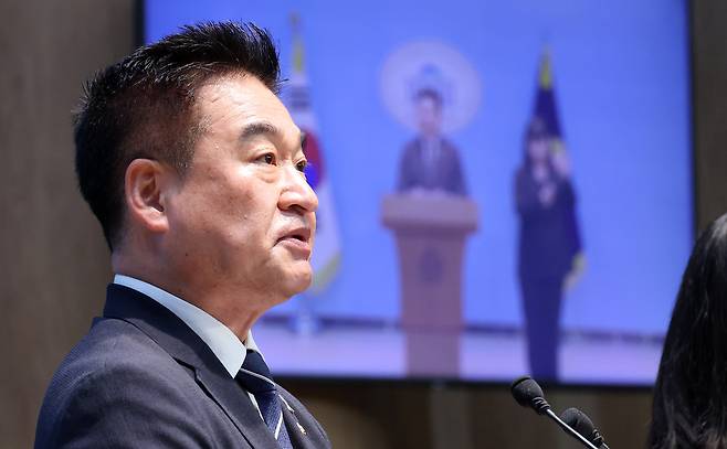 무소속 최혁진 의원이 8일 국회 소통관에서 기자회견을 열고 더불어민주당 복당을 공식 선언하고 있다. [연합]