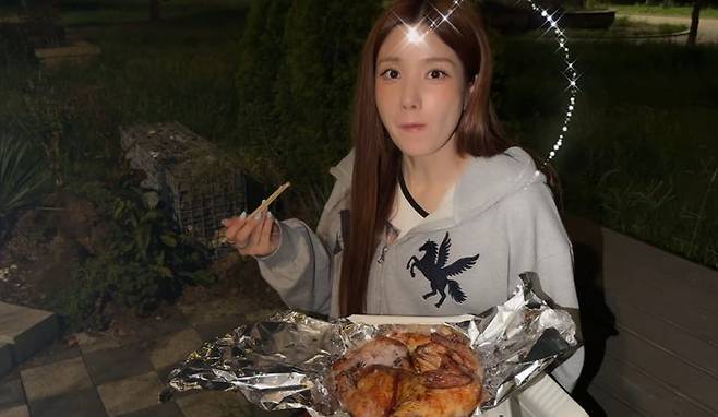 [서울=뉴시스]권은비는 8일 본인의 유튜브 채널을 통해 공개한 일상 영상에서 컴백을 앞두고 한강을 방문해 야외에서 음식을 즐기는 모습을 선보였다.  사진 유튜브 채널 '권은비권응비궈는비궈눈비' 영상 캡처 *재판매 및 DB 금지