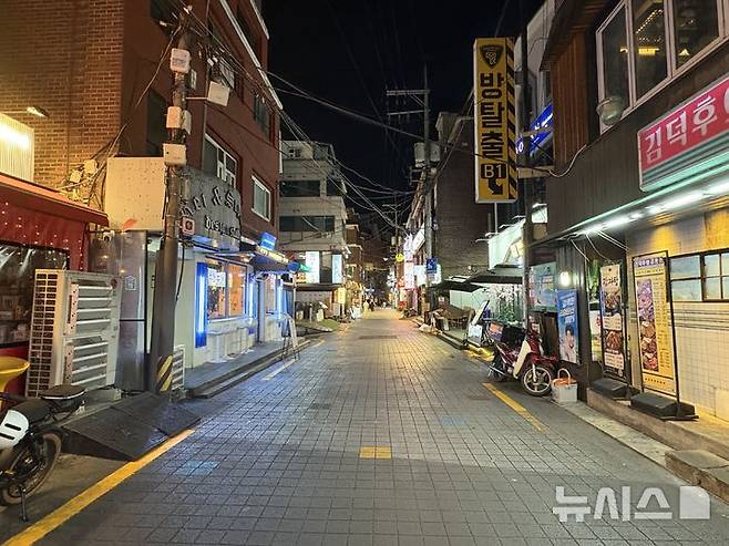 [서울=뉴시스] 신유림 기자 = 지난 3일 오후 서울 서대문구 신촌 대학가의 한 골목이 한산한 모습을 보이고 있다. 2026.09.08. spicy@newsis.com