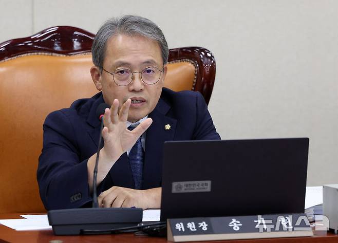 [서울=뉴시스] 고범준 기자 = 송기헌 과학기술정보방송통신위원회 위원장이 19일 서울 여의도 국회에서 열린 과학기술정보방송통신위원회 전체회의에서 발언하고 있다. 2026.08.19. bjko@newsis.com