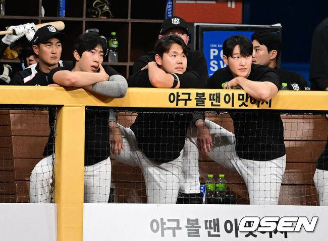 [OSEN=고척, 지형준 기자] 10일 서울 고척 스카이돔에서 2026 신한 SOL KBO리그 키움 히어로즈와 KT 위즈의 경기가 열렸다.키움은 전체 1순위 신인 박준현, KT는 배제성이 선발로 나섰다.9회초 KT 오원석, 소형준, 배제성이 경기를 지켜보고 있다. 2026.05.10&nbsp;/ jpnews@osen.co.kr