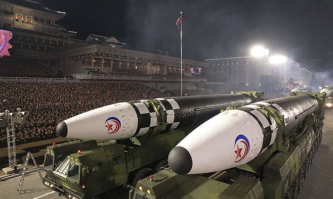 북한의 대륙간탄도미사일(ICBM) ‘화성-17형’이 2023년 2월 평양에서 열린 인민군 창건(건군절) 75주년 열병식에 등장한 모습. 핵탄두 2~3개의 탑재가 가능한 것으로 평가된다. 세계일보 자료사진