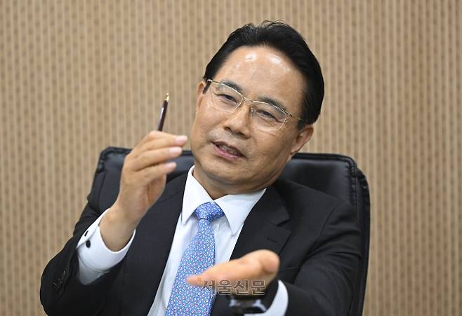 전병서 중국경제금융연구소장은 “로봇의 전체 부품 공급망을 국내에서 해결한 중국의 휴머노이드가 글로벌 시장을 장악하고 있다”며 “서방 기업들이 중국 로봇을 꺼리는 상황을 이용해 우리나라는 신뢰와 공급망 안정성을 바탕으로 세계시장에 진출해야 한다”고 말했다.  이지훈 기자