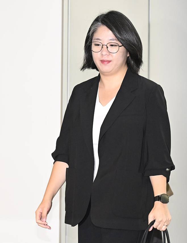 용혜인 성평등가족부 장관 후보자가 3일 서울 서대문구 한국청소년활동진흥원에 마련된 인사청문회 준비 사무실로 출근하고 있다. 각종 논란에 관한 취재진의 질문에 용혜인 후보자는 침묵으로 일관했다. 김정훈 기자 2026.09.03