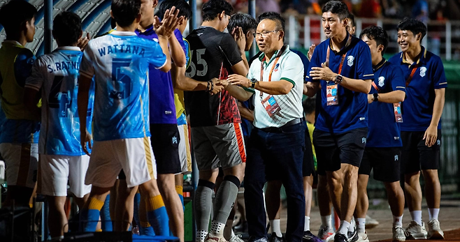 박항서 칸차나부리 파워FC 감독이 6일 태국 2부리그 개막전 승리 후 선수단과 악수를 나누고 있다. DJ매니지먼트 제공