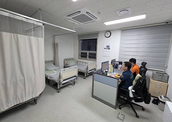 경남도주취자보호센터에서 근무 중인 경찰관과 소방대원 [촬영 이준영]