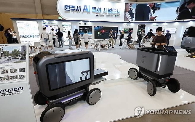 부산서 펼쳐진 AI 스마트시티의 미래 (부산=연합뉴스) 강선배 기자 = 9일 부산 해운대구 벡스코 제1전시장에서 열린 '2026 월드 스마트시티 엑스포'에서 관람객들이 원주시 AI 특화 시범도시 공동관을 찾아 배송·분리수거 서비스 로봇을 살펴보고 있다.
11일까지 열리는 이번 행사에는 277개 사가 참여해 AI, 교통·모빌리티, 주거, 에너지·환경, 방범·방재 등 스마트시티 관련 기술과 서비스를 선보인다. 2026.9.9 sbkang@yna.co.kr