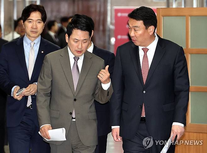 국민의힘 긴급최고위원회의 입장하는 장동혁 대표 (서울=연합뉴스) 배재만 기자 = 국민의힘 장동혁 대표가 10일 국회에서 열린 긴급최고위원회의에 참석하기 위해 정희용 사무총장과 함께 입장하며 얘기를 나누고 있다. 2026.4.10 scoop@yna.co.kr