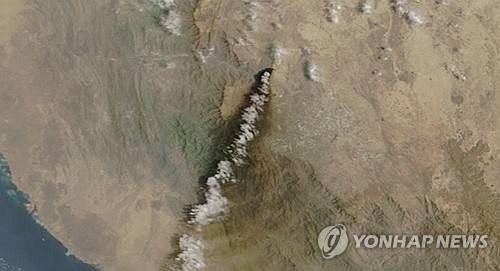 사우디아라비아 아브하에 위치한 사우디 아람코 유통 센터에서 연기가 솟아오르고 있다. 예멘 내 사우디 주도 연합군은 이 상황이 친이란 성향의 예멘 후티 반군이 감행한 공격의 결과라고 밝혔다. [로이터 연합뉴스. 재판매 및 DB 금지]