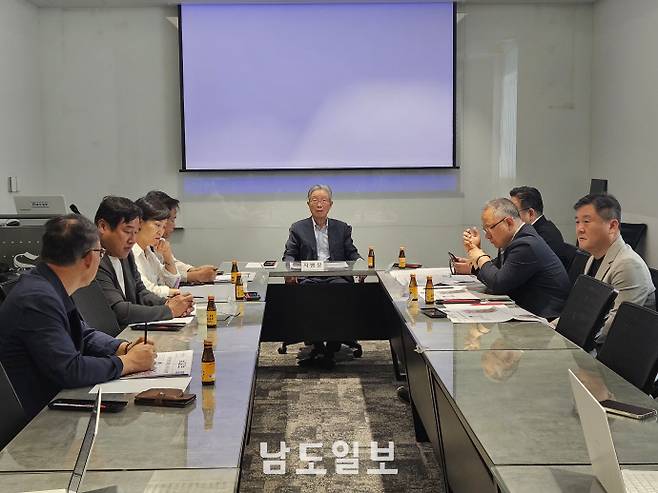 남도일보 제29기 독자권익위원회는 10일 오전 중흥그룹 본사 1층 회의실에서 제4차 회의를 열고 반도체 팹4기 유치와 전남광주 통합특별시 시대를 앞둔 지역 현안, 기후위기 대응, 에너지 정책, 지역언론의 역할 등에 대해 논의했다. /차유민 기자 cmy22@namdonews.com