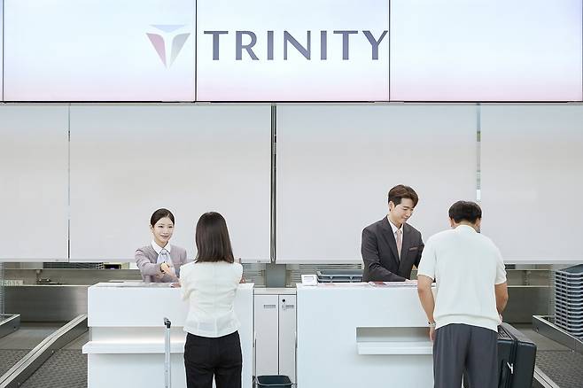 트리니티항공 직원들이 새로운 CI를 적용한 인천국제공항 탑승 수속 카운터에서 고객을 맞이하고 있다. /트리니티항공 제공