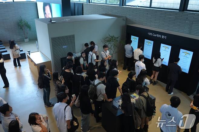 10일 서울 성수동 기아 채용 팝업 스토어에서 예비 지원자들이 '나의 카릭터(카+캐릭터) 찾기' 코너에 참여하는 모습(기아 제공)