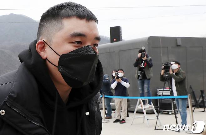 그룹 빅뱅 출신 승리(본명 이승현)가 2020년 3월 9일 오후 강원도 철원군 동송읍 육군 6사단 신병교육대에 입소하고 있는 모습.(뉴스1 DB)2021.7.1 ⓒ 뉴스1 이동원 기자