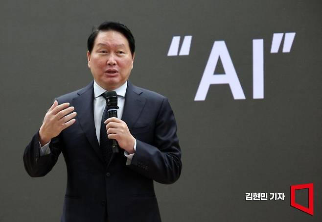 AI를 주제로 강연하는 최태원 SK그룹 회장. 김현민 기자