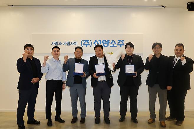 소상공인시장진흥공단이 '착한소주' 프로젝트의 성공적 추진과 골목상권 활성화에 기여한 공로를 인정받아 ㈜선양소주로부터 공로상을수상했다. 왼쪽 세 번째부터 소진공 유통지원팀 임상훈 팀장, 홍보팀 임준섭 팀장, 유통지원팀 문성연 대리. 소상공인시장진흥공단 제공