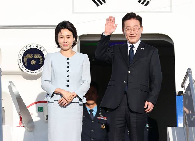 프랑스 국빈 방문 일정을 마친 이재명 대통령과 김혜경 여사가 9일(현지시간) 파리 오를리 공항 공군1호기에서 환송객에게 인사하고 있다. [연합뉴스]