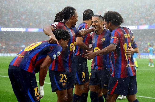 FC바르셀로나의 하피냐가 9일 바르셀로나에서 열린 2026~27시즌 UEFA 챔피언스리그 리그 페이즈 1차전 페예노르트와의 경기에서 선제골을 넣은 뒤 동료들과 기뻐하고 있다. 바르셀로나=로이터 연합뉴스