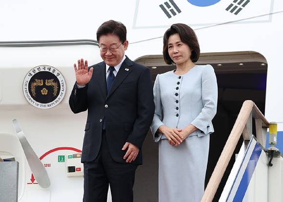 프랑스 국빈 방문 일정을 마치고 귀국한 이재명 대통령과 김혜경 여사가 10일 성남 서울공항 공군 1호기에서 환영객들을 향해 인사하고 있다. 2026.9.10 [사진=연합뉴스]