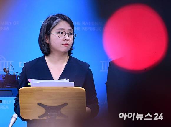용혜인 성평등가족부 장관 후보자가 10일 서울 여의도 국회 소통관에서 입장 발표 기자회견을 마치고 질의응답을 하고 있다. [사진=정소희 기자]