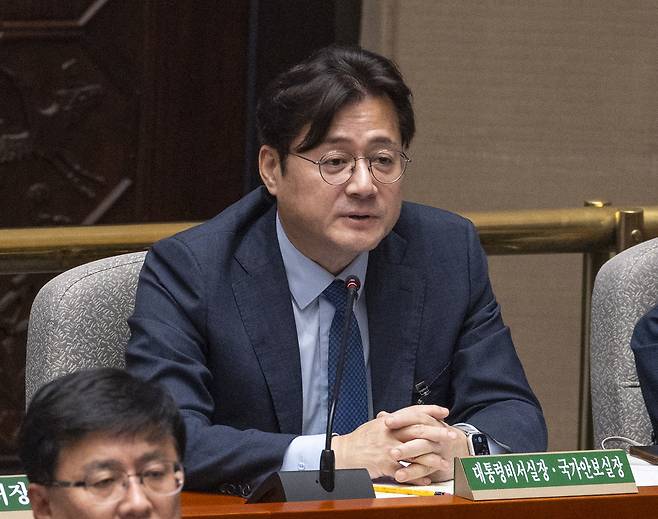 홍익표 청와대 정무수석이 지난달 24일 국회에서 열린 예산결산특별위원회 전체 회의에 출석해 무소속 한동훈 의원의 질의에 답하고 있다.  연합뉴스