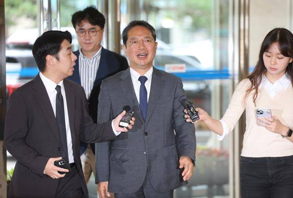 김승원 법무부 장관 후보자가 10일 서울 종로구 적선현대빌딩에 마련된 인사청문회 준비 사무실로 출근하고 있다. 연합뉴스