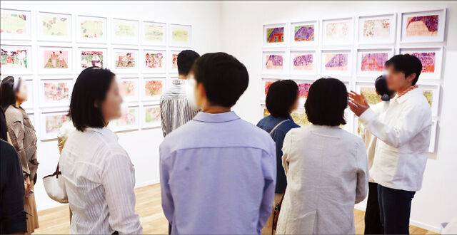 관람객들이 지난 2일 서울 코엑스 프리즈 서울 전시관 신세계 라운지에서 폴 콕스의 작품을 둘러보고 있다. 신세계그룹 제공