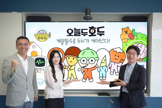 오늘두호두 개발진이 포즈를 취하고 있다. (왼쪽부터)김종윤 벨루가 대표, 주혜연 벨루가 연구팀장, 민경복 서울대 의대 예방의학교실 교수. 2026.09.10./사진=카카오게임즈
