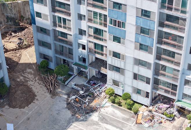 지난달 19일 오전 경남 거제시 옥포동 한 아파트 일부 가구 내부가 최근 내린 폭우로 파손돼 있다. 사진 왼쪽은 산이 있어 뒤쪽 가구들은 산사태 피해가 발생했다.[연합]