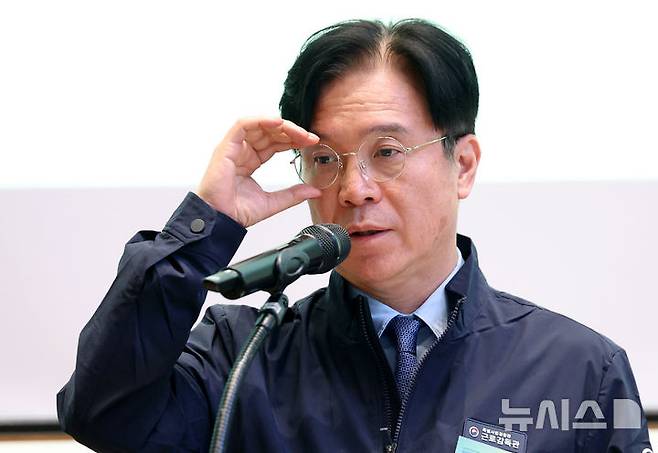 [서울=뉴시스] 김진아 기자 = 김영훈 고용노동부 장관이 지난 4월 23일 서울 중구 커뮤니티마실에서 열린 '신규감독관 교육 전면개편 공개발표회'에서 인사말을 하고 있다. 2026.04.23. bluesoda@newsis.com