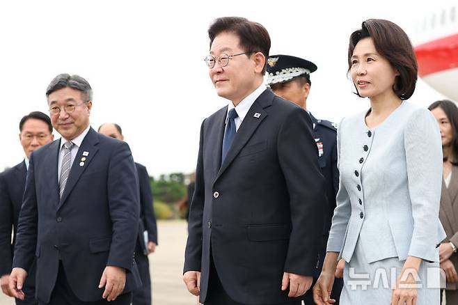 [성남=뉴시스] 조성봉 기자 = 프랑스 국빈 방문을 마친 이재명 대통령과 김혜경 여사가 10일 경기 성남 서울공항에 도착해 이동하고 있다. 2026.09.10. suncho21@newsis.com