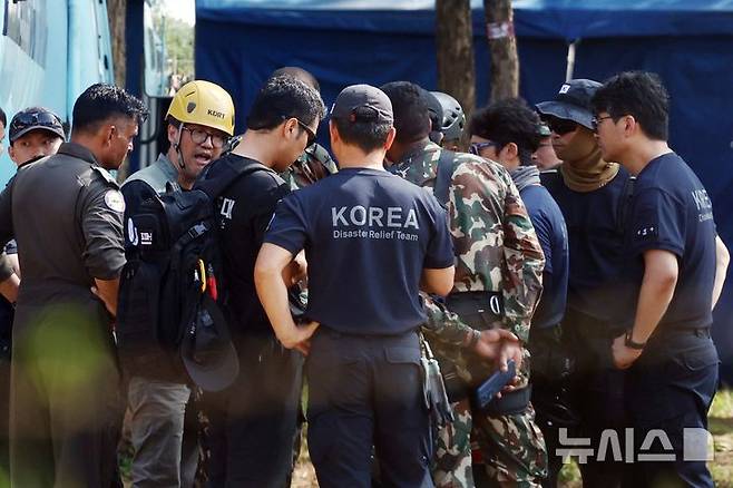 [바타르(네팔)=뉴시스] 고승민 기자 = 네팔 '빙하 홍수' 발생 14일째인 8일(현지 시간) 네팔 정부가 '도보 수색'을 허용하기로 한 것으로 알려진 가운데 네팔 바타르 베이스캠프 헬기 이착륙장에서 이규호 한국긴급해외구호대장과 대원들이 헬기에 탑승하기 전 네팔군 측과 회의를 하고 있다. 2026.09.08. kkssmm99@newsis.com