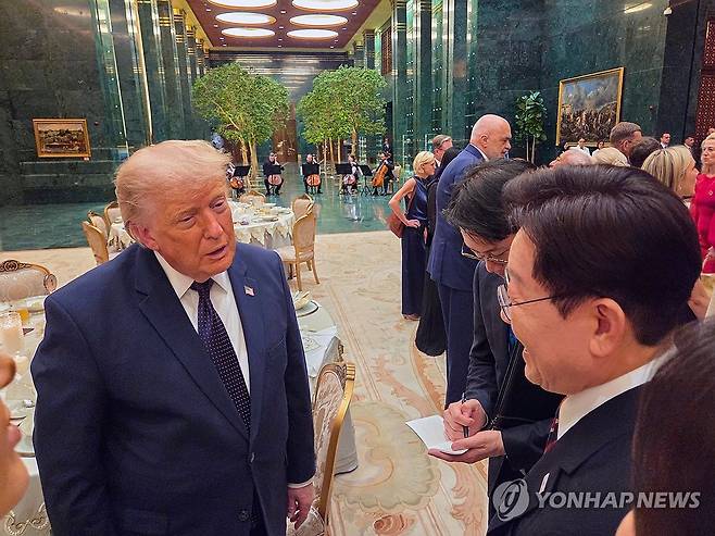 이재명 대통령과 트럼프 대통령 (앙카라=연합뉴스) 이재명 대통령과 도널드 트럼프 미국 대통령이 지난 7월 튀르키예 앙카라 대통령궁에서 열린 레제프 타이이프 에르도안 튀르키예 대통령 부부 주최 공식 환영 만찬에서 대화하고 있다. 2026.7.8 [공동취재 제공. 재판매 및 DB 금지] superdoo82@yna.co.kr