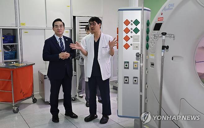 외상센터 시설 살펴보는 박홍근 장관 (부산=연합뉴스) 강선배 기자 = 박홍근 기획예산처 장관이 10일 부산 서구 부산대학교병원 외상센터를 찾아 시설을 둘러보고 있다. 2026.9.10 sbkang@yna.co.kr