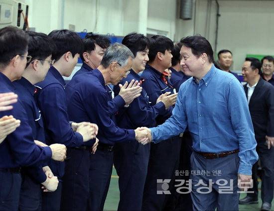 ▲ 최태원 SK그룹 회장이 10일 울산 남구 SK 울산CLX 석유2공장을 방문해 구성원들을 격려하고 있다. SK 울산CLX 제공