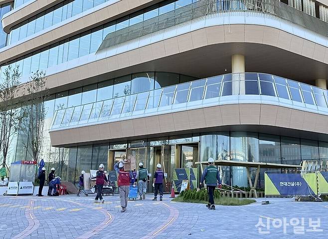 공사 인부들이 11일 오전 인천 서구 하나금융그룹 청라 그룹헤드쿼더(HQ)에서 작업을 하고 있다. [사진=곽소은 기자]