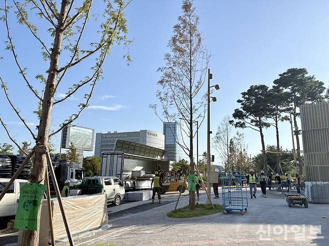 공사 인부들이 11일 오전 인천 서구 하나금융그룹 청라 HQ 공사 현장에서 분주하게 움직이고 있다. [사진=곽소은 기자]
