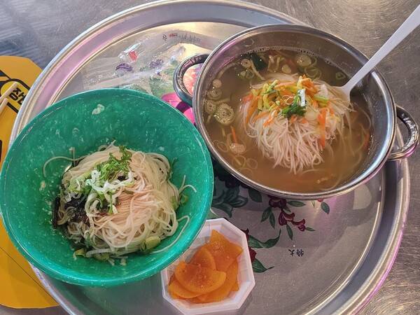전남 담양 국수거리에서 맛본 잔치국수. 국수 한 가닥을 따라가다 보면 밀밭과 항구, 기후와 전쟁까지 만나게 된다. /김성주
