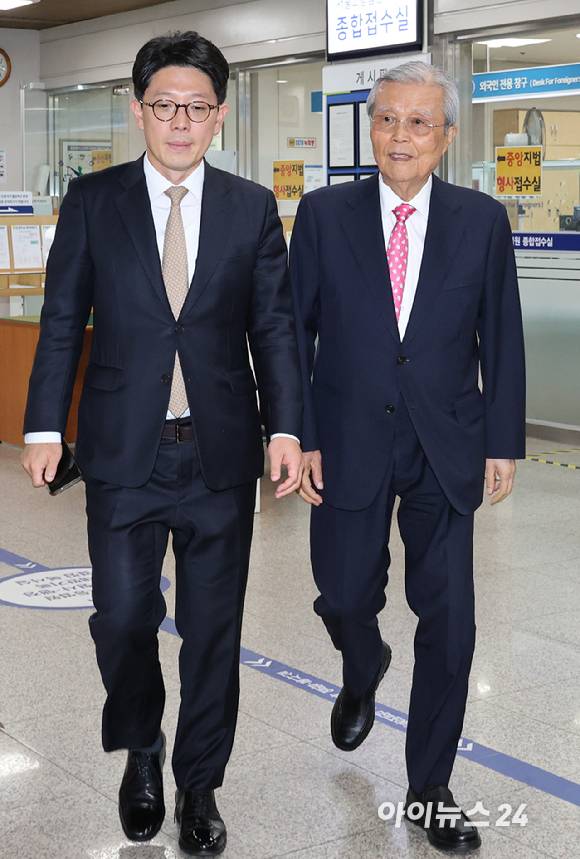 여론조사비 대납 의혹을 받는 오세훈 서울시장의 항소심 4차 공판이 열린 11일 오후 서울 서초구 서울고등법원에 김종인 전 국민의힘 비상대책위원장이 증인으로 출석하고 있다. 2026.09.11 [사진=사진공동취재단]