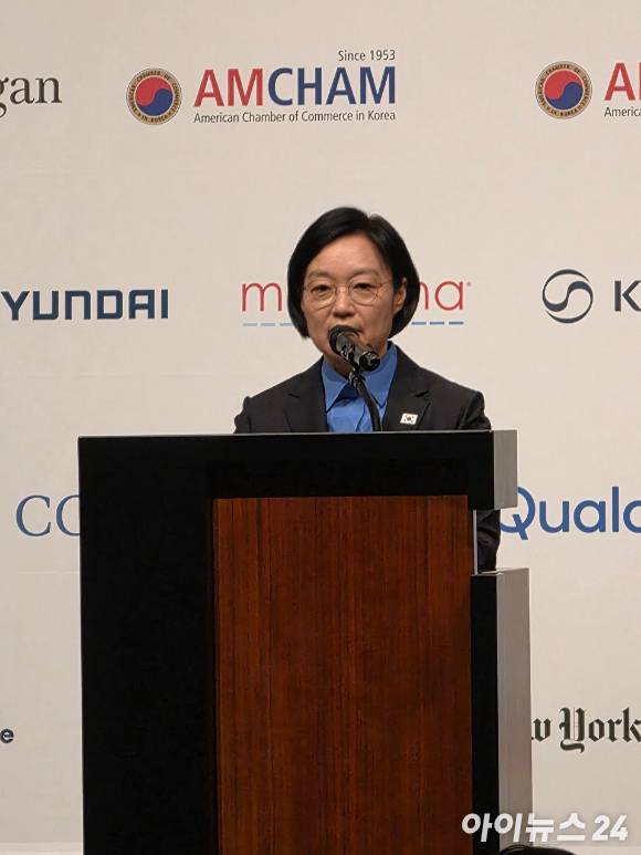 한성숙 국무총리가 11일 서울신라호텔에서 열린 주한미국상공회의소 초청 특별 간담회에서 인사하고 있다. [사진=황세웅 기자]