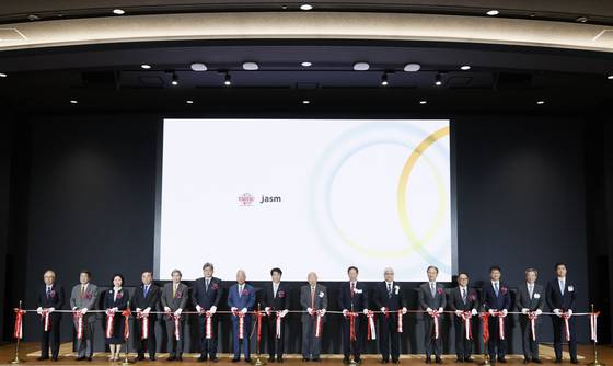2024년 2월 일본 구마모토에서 TSMC 공장 준공식이 개최됐다. 가바시마 이쿠오 지사(왼쪽부터 다섯번째)도 참석했다. TSMC 제공
