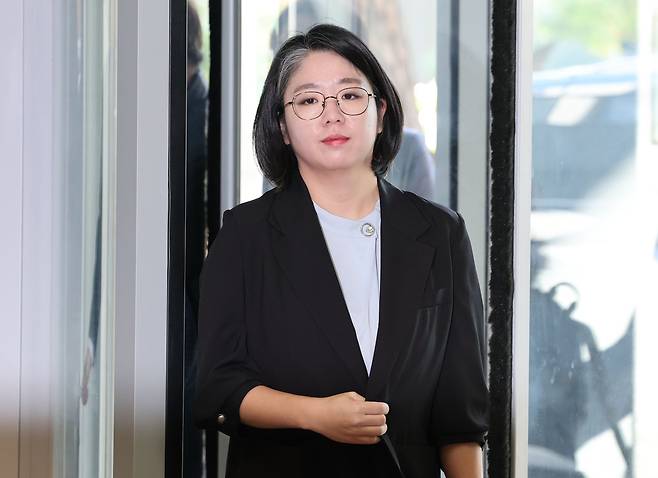 용혜인 성평등가족부 장관 후보자가 11일 서울 서대문구에 마련된 인사청문회 준비 사무실로 출근하고 있다. 연합뉴스
