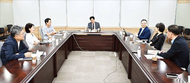 국민일보 제4기 독자위원회가 지난 3일 본사 대회의실에서 회의를 진행하고 있다. 위원들은 네팔 대홍수 사태를 계기로 언론이 기후변화에 대한 경각심 보도를 강화해야 한다고 한목소리로 주문했다. 왼쪽부터 이재묵 조수진 장경섭 독자위원, 김재신 독자위원장, 김현욱 조미현 독자위원, 손병호 정치사회담당 부국장. 권현구 기자
