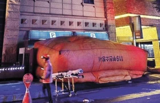 2024년 8월 22일 오후 경기 부천 원미구의 한 호텔에서 화재가 발생한 이후 설치된 에어매트가 뒤집힌 모습. 연합뉴스