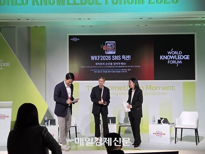 지난 8일 서울 중구 신라호텔에서 열린 제27회 세계지식포럼에서 윤송이 프린시플벤처파트너스 설립자(오른쪽)와 데이나 세틀 그레이크로프트 공동창업자(가운데)가 대담에 참석하고 있다. 김호영 기자