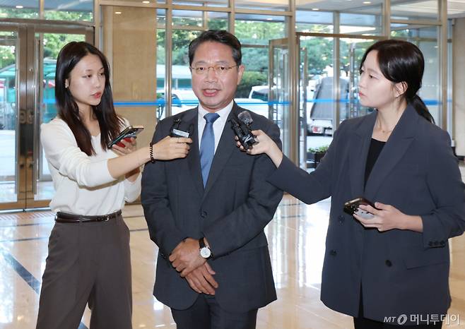 (서울=뉴스1) 김민지 기자 = 김승원 법무부 장관 후보가 11일 오전 서울 종로구 적선현대빌딩에 마련된 인사청문회 준비 사무실로 출근, 이명 대통령 이름이 새겨진 손목시계를 착용한 채로 취재진 질의에 답변하고 있다. 2026.9.11/뉴스1  Copyright (C) 뉴스1. All rights reserved. 무단 전재 및 재배포,  AI학습 이용 금지. /사진=(서울=뉴스1) 김민지 기자