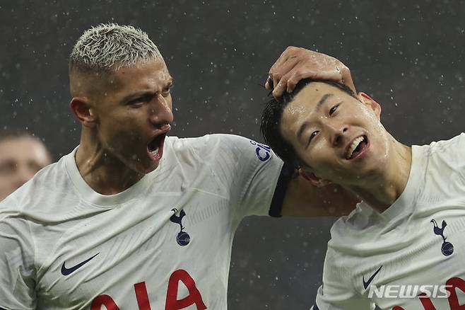 [런던=AP/뉴시스] 잉글랜드 프로축구 프리미어리그(EPL) 토트넘 홋스퍼 시절 함께 뛰었던 손흥민과 히샤를리송. 2023.12.31.
