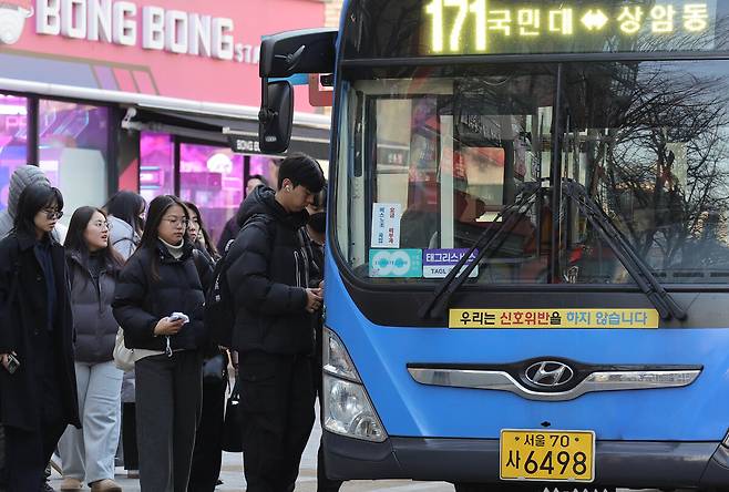 서울 시내버스가 전면 파업 중이던 지난 1월14일 서울 서대문구 신촌역 인근 버스정류장에 정차한 버스에 ‘요금 미부과’ 안내문이 붙어 있다. 이재문 기자