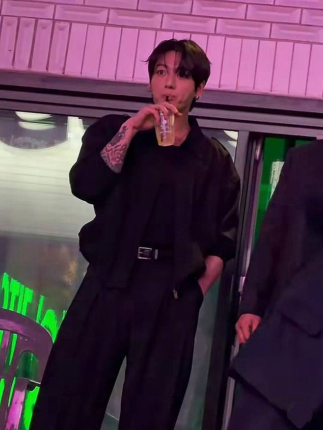 방탄소년단 정국, 성수동 빛낸 '스포티파이 30억 음원 제왕'